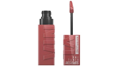 Pintalabios efecto vinilo Superstay Vinyl Ink de Maybelline New York, Tono 35 Cheeky, para hacer un look coquette.