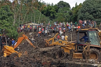 Trabajos de rescate en la escuela sepultada por un derrumbe de tierra, en el municipio de Andes, departamento de Antioquia.