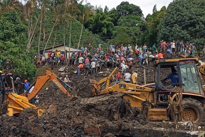 Trabajos de rescate en la escuela sepultada por un derrumbe de tierra, en el municipio de Andes, departamento de Antioquia.