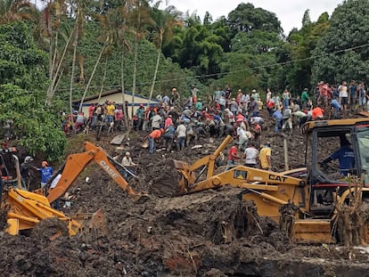 Trabajos de rescate en la escuela sepultada por un derrumbe de tierra, en el municipio de Andes, departamento de Antioquia.