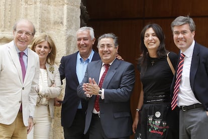 Javier Arenas (tercero por la izquierda) con los diputados y alcaldes de Huelva, Jerez, Sevilla, Valverde y Jaén el 25 de mayo pasado.