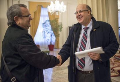 Juan Calparsoro, a la derecha, saluda al senador y abogado de presos de ETA, Iñaki Goioaga.