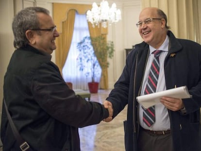 Juan Calparsoro, a la derecha, saluda al senador y abogado de presos de ETA, Iñaki Goioaga.