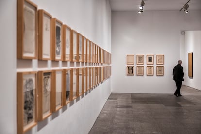 Varios cuadros que forman parte de la gran exposición dedicada a Antoni Tàpies en el Museo Nacional Centro de Arte Reina Sofía.
