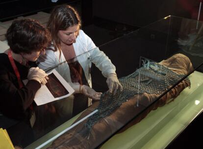 Integrantes del equipo técnico del Marq con una de las momias de la exposición sobre el arte funerario en el Antiguo Egipto.
