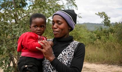 Nyasha Nyagwaya, de 27 años, ha escolarizado a su hija Wadzanai Bhanya, de poco más de dos años, gracias a un préstamo del grupo de ahorro de su comunidad en Jualiasdale.