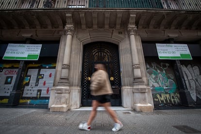 Fachada del edificio ubicado en la calle Bailèn 22, de Barcelona, ahora vacío y en alquiler. (Foto: JUAN BARBOSA)