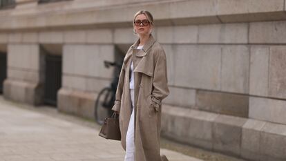 Esta gabardina de mujer para otoño 2024 es impermeable y cortavientos.