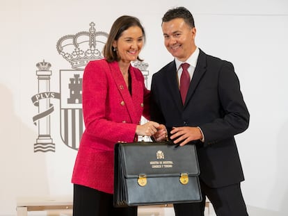 El nuevo ministro Héctor Gómez toma posesión de su cartera de Industria, Comercio y Turismo de manos de su predecesora Reyes Maroto en Madrid, este martes.