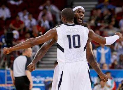 LeBron James y Kobe Bryant celebran una canasta en el partido contra Grecia.