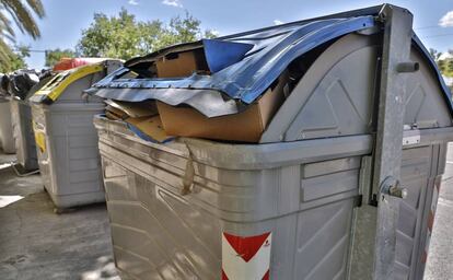 Contenedores azul y amarillo para el reciclaje del plástico, las latas y el cartón.