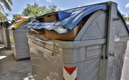 Contenedores azul y amarillo para el reciclaje del plástico, las latas y el cartón. 