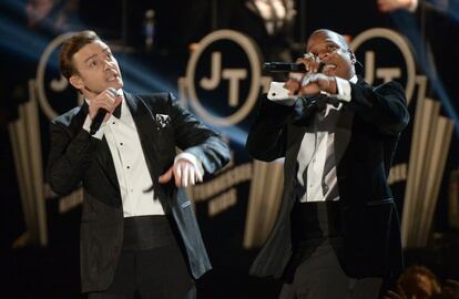 Justin Timberlake y Jay-Z actúan durante la entrega de premios.