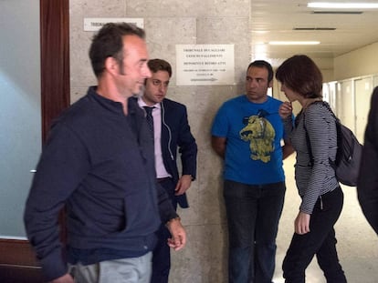Arcuri y Rivas se cruzan en un juicio en Caglari (Italia) el pasado octubre.