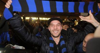 Podolski, a su llegada al aeropuerto de Linate.