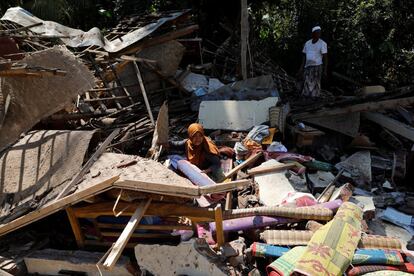 Los aldeanos intentan encontrar sus bienes entre las ruinas de su casa en el distrito de Kayangan.