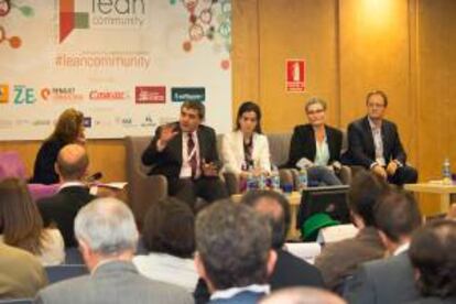 Directivos de diferentes empresas han apostado hoy por extender en España la filosofía "Lean", herramienta de gestión empresarial que minimiza el despilfarro y tiene como objetivo optimizar procesos para mejorar la rentabilidad y la competitividad.