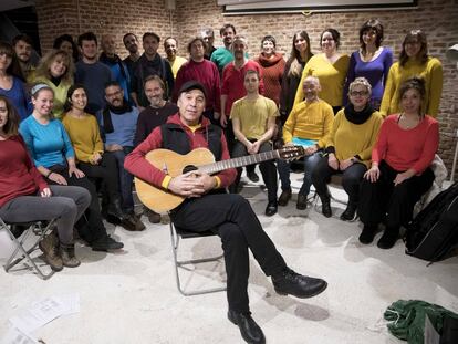 El músico argenito, Osvaldo Ciccioli, junto a los componentes de La Coral de Lavapiés el pasado 23 de enero.