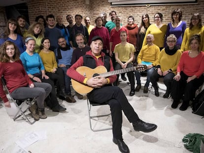 El músico argenito, Osvaldo Ciccioli, junto a los componentes de La Coral de Lavapiés el pasado 23 de enero.