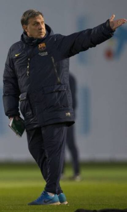 - El entrenador del FC Barcelona, Gerardo "Tata" Martino, da instrucciones a sus jugadores durante un entrenamiento.