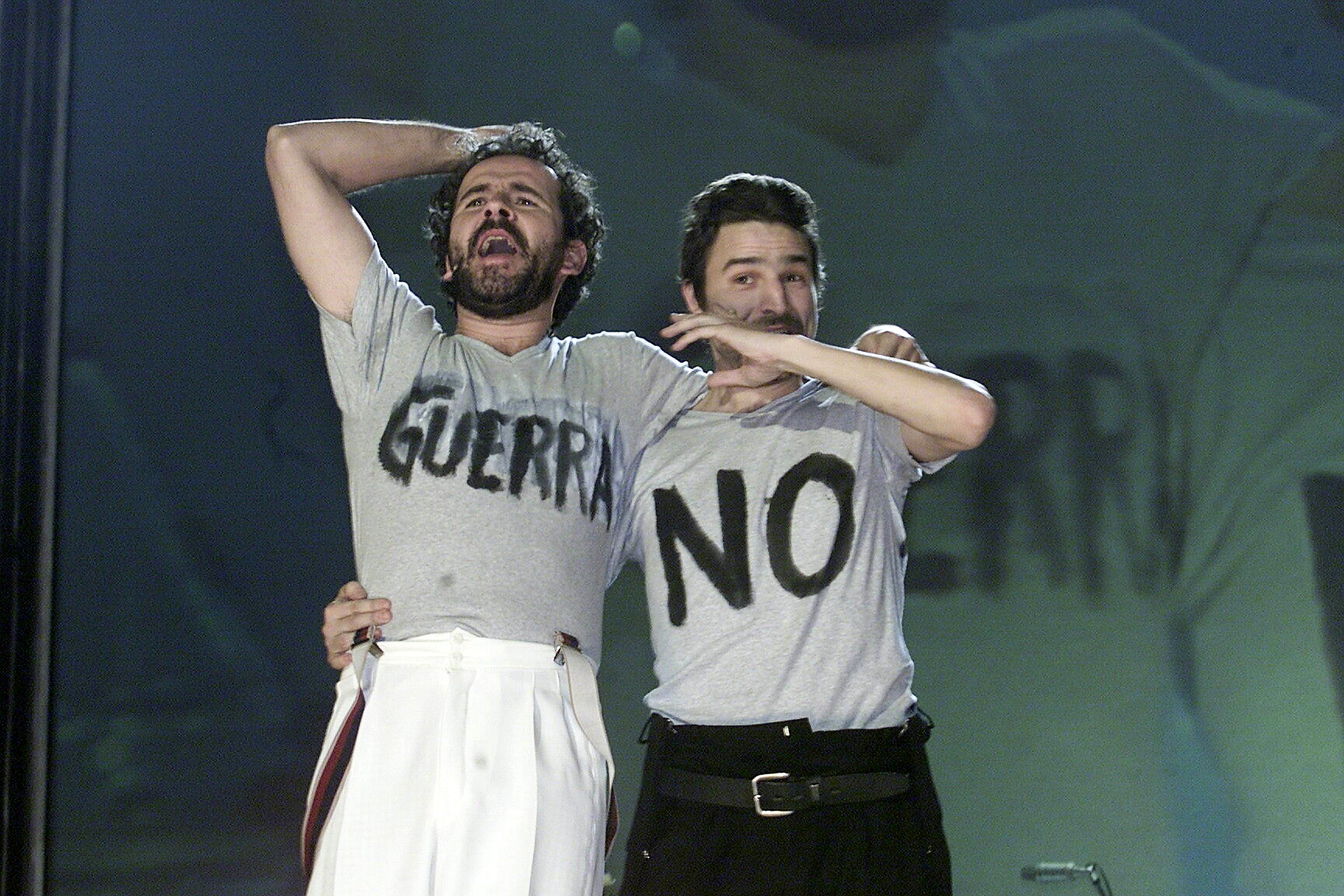 Willy Toledo y Alberto San Juan, de la compañía teatral Animalario, presentan la gala de entrega de los Premios Goya el 1 de febrero de 2003.