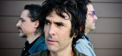 Jon Spencer, rodeado por Judah Bauer (izquierda) y Russell Simmins, son Jon Spencer Blues Explosion.