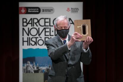 El novelista Eduardo Mendoza recibe el premio literario Barcelona Novela Histórica, este lunes.