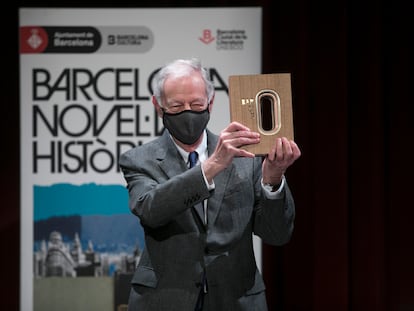 El novelista Eduardo Mendoza recibe el premio literario Barcelona Novela Histórica, este lunes.