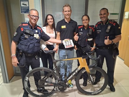Los Mossos con la bicicleta del ciclista Magnus Cort
 