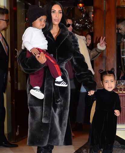 Kim Kardashian con sus hijos North y Saint.