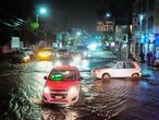 ECATEPEC, EDOMEX, 06SEPTIEMBRE2021.- Esta tarde se registraron unas unas fuertes lluvias en el municipio de Ecatepec, lo que provocó inundaciones en las calles del municipio, causando daños en automóviles y casas de esa demarcación. FOTO: DANIEL AUGUSTO /CUARTOSCURO.COM