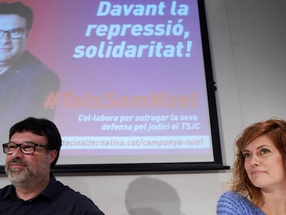 El diputado de Catalunya en Comú Podem, Joan Josep Nuet, acompañado por la diputada de su partido Elisenda Alemany, durante la presentación de la campaña.
