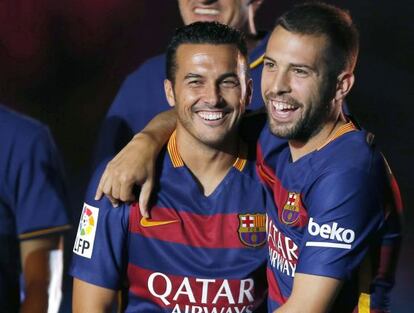 Pedro, abrazado por Jordi Alba, en la presentación del Barcelona previa al trofeo Joan Gamper.