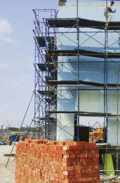 El edificio que construye Vélez, del color del cielo.