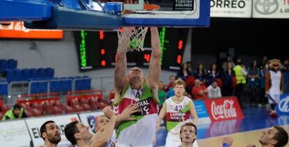 El jugador del Laboral Kutxa Colton Iverson tira a canasta en el encuentro celebrado este miércoles en Vitoria. 