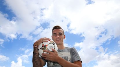 Griezmann posa con un balón, en el Cerro del Espino.