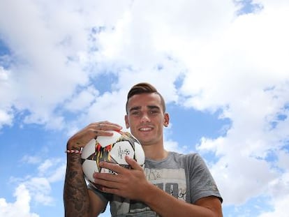 Griezmann posa con un balón, en el Cerro del Espino.