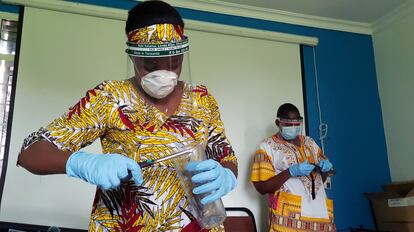 Los trabajadores preparan protectores faciales con plásticos reciclados en el taller de recicladores de Zaidi como medida para detener la propagación de la covid-19 en Dar es Salaam, Tanzania, el 21 de mayo de 2020.