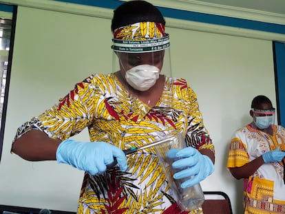 Los trabajadores preparan protectores faciales con plásticos reciclados en el taller de recicladores de Zaidi como medida para detener la propagación de la covid-19 en Dar es Salaam, Tanzania, el 21 de mayo de 2020.