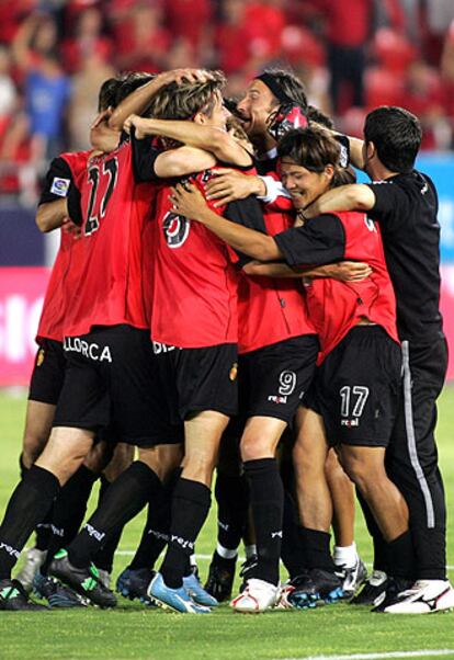 Los jugadores del Mallorca celebran la permanencia del equipo en Primera División.