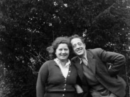 El escritor y ensayista Arturo Barea posa con su esposa, Ilsa, en una foto familiar sin fecha ni autor. 