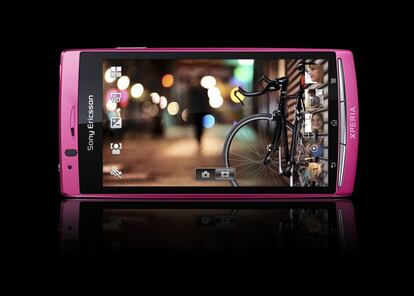 Sony Xperia Arc S, uno de los teléfonos más potentes del mercado se tiñe de rosa fucsia para la ocasión. Cuesta 429 euros.