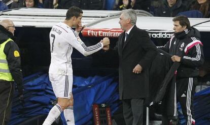 Ancelotti, con Cristiano, en el momento del cambio.