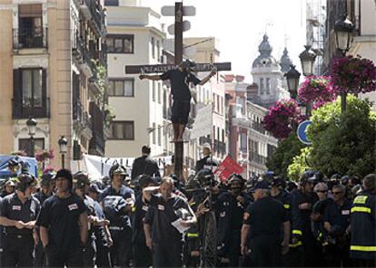 Un bombero escenifica una crucifixión como parte de la protesta que este colectivo mantuvo frente a la sede del Ayuntamiento.