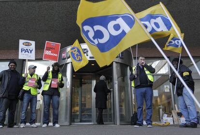 Los trabajadores de la agencia que controla las fronteras británicas, la UK Border Agency, protestan frente a su oficina en Croydon.