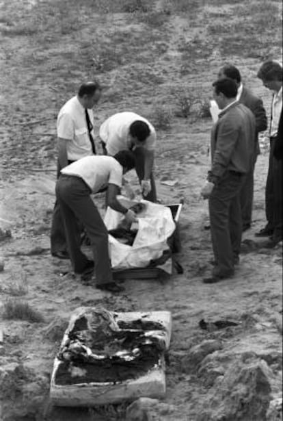 Agentes judiciales retiran el cadáver castrado de una de las víctimas de Francisco García Escalero, el mendigo psicópata, en un descampado de Madrid (1989)