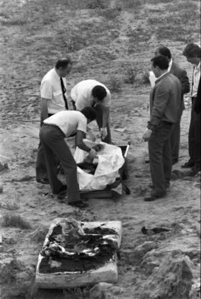 Agentes judiciales retiran el cadáver castrado de una de las víctimas de Francisco García Escalero, el mendigo psicópata, en un descampado de Madrid (1989)