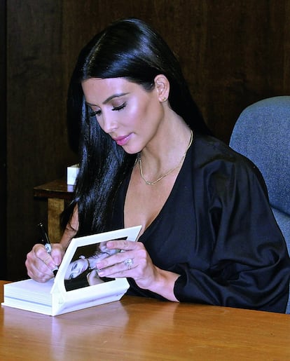 Kim Kardashian, al nueva reina del ego-merchandising, no duduó en aceptar la propuesta de editar un libro con sus mejores autofotos. SIn duda, una oportunidad para estudiar y analizar cómo se debe posar y como debe una maquillarse.