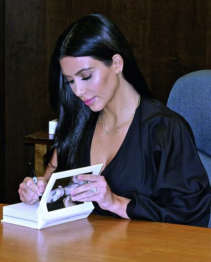 Kim Kardashian, al nueva reina del ego-merchandising, no duduó en aceptar la propuesta de editar un libro con sus mejores autofotos. SIn duda, una oportunidad para estudiar y analizar cómo se debe posar y como debe una maquillarse.