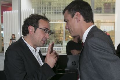 El coordinador general de CDC conversa amb el secretari general del PSOE, Pedro Sánchez, durant la presentació d'elpais.cat.